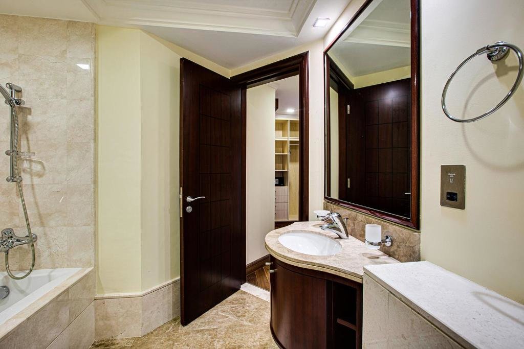 Дубай: TAJ 5* Palm Jumeirah apartment with beach access