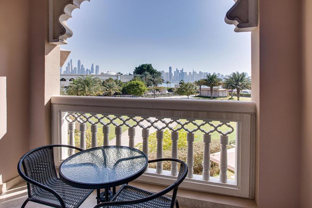 Дубай: TAJ 5* Palm Jumeirah apartment with beach access