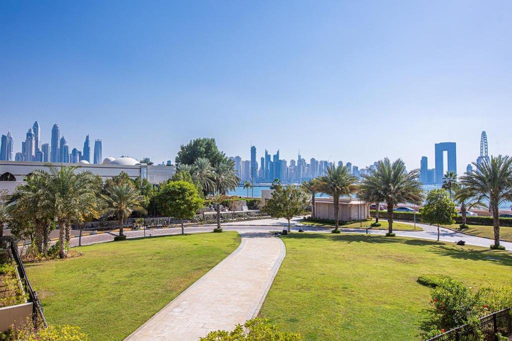 Дубай: TAJ 5* Palm Jumeirah apartment with beach access