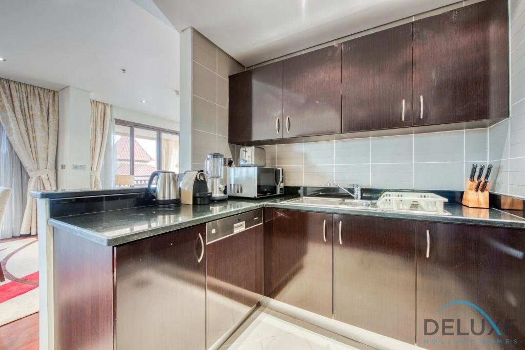 Дубай: Splendid 2 Bedroom Apartment at Royal Amwaj, Palm Jumeirah by Deluxe Holiday Homes