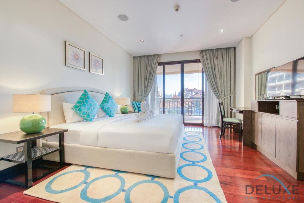 Дубай: Splendid 2 Bedroom Apartment at Royal Amwaj, Palm Jumeirah by Deluxe Holiday Homes