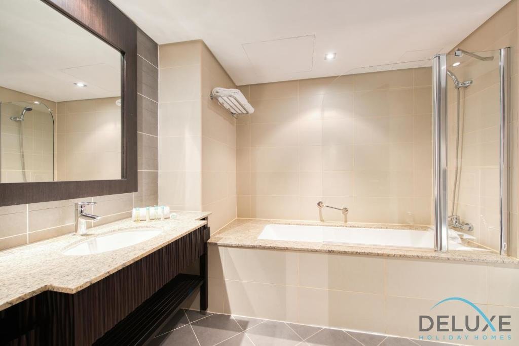Дубай: Splendid 2 Bedroom Apartment at Royal Amwaj, Palm Jumeirah by Deluxe Holiday Homes