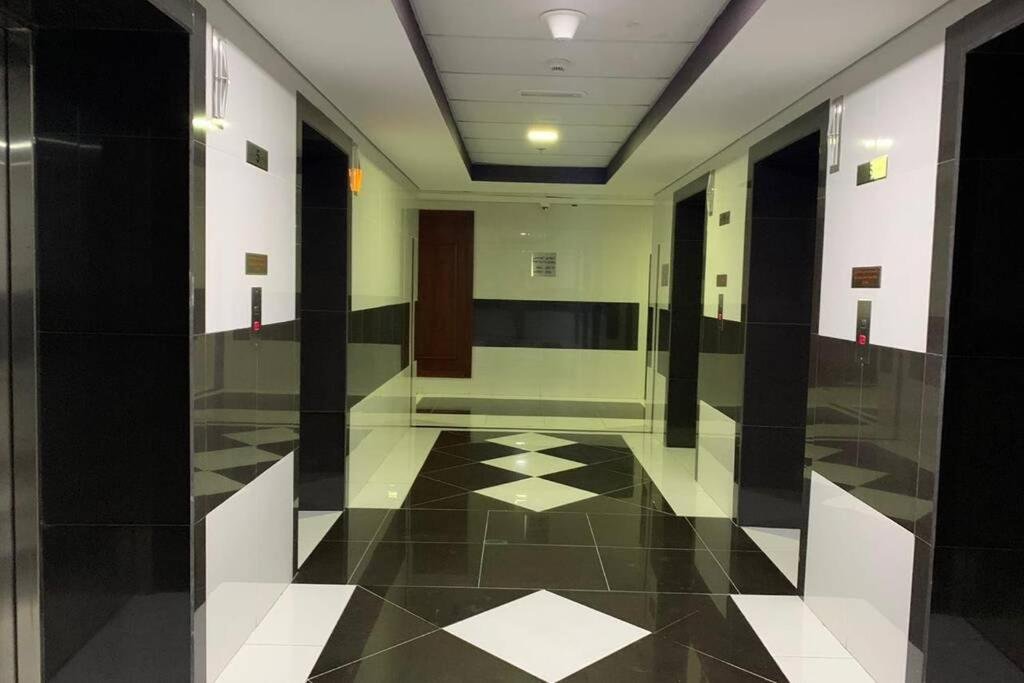 Дубай: Cozy 2bhk Near To Dmcc Metro Station -505