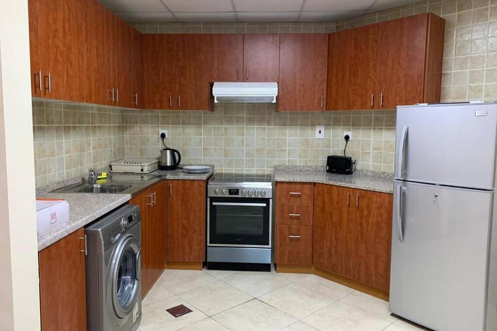 Дубай: Cozy 2bhk Near To Dmcc Metro Station -505
