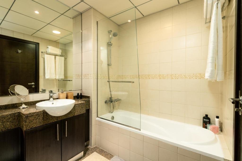 Дубай: Quintessential Quarters - Breathtaking 29th Floor Views