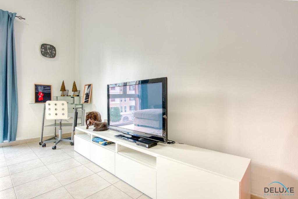 Дубай: Restful 1BR at Mediterranean Discovery Gardens by Deluxe Holiday Homes