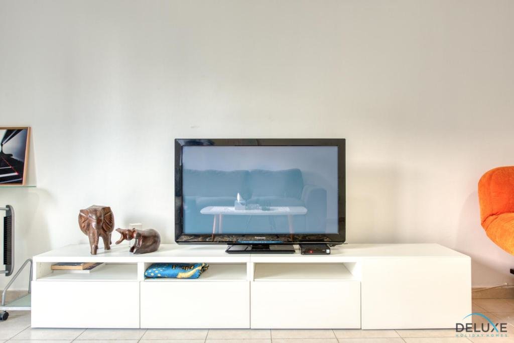 Дубай: Restful 1BR at Mediterranean Discovery Gardens by Deluxe Holiday Homes