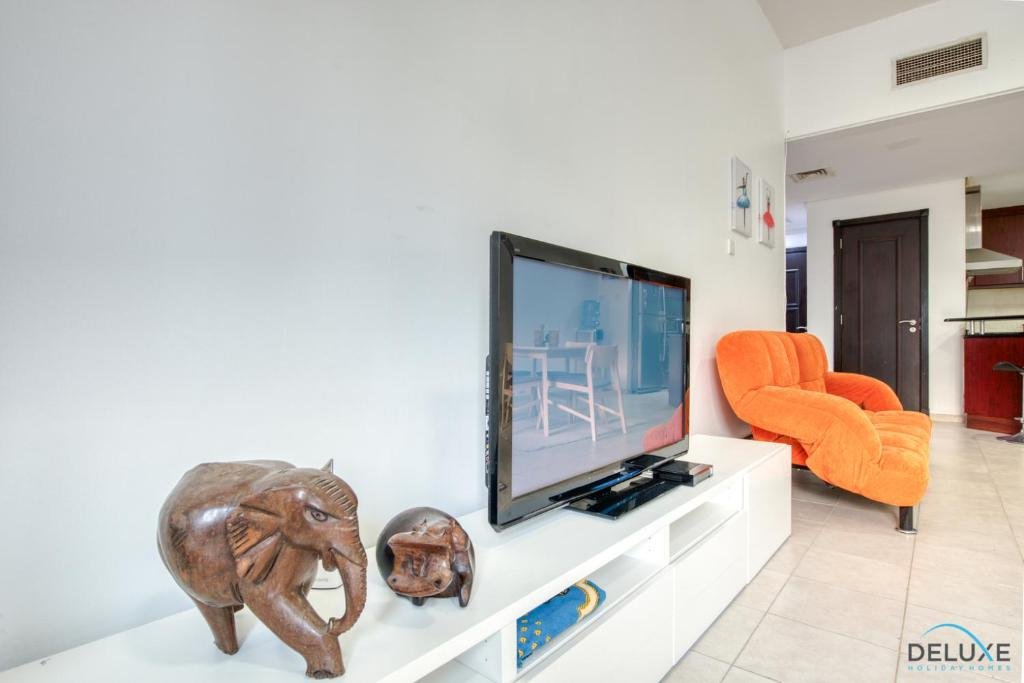 Дубай: Restful 1BR at Mediterranean Discovery Gardens by Deluxe Holiday Homes