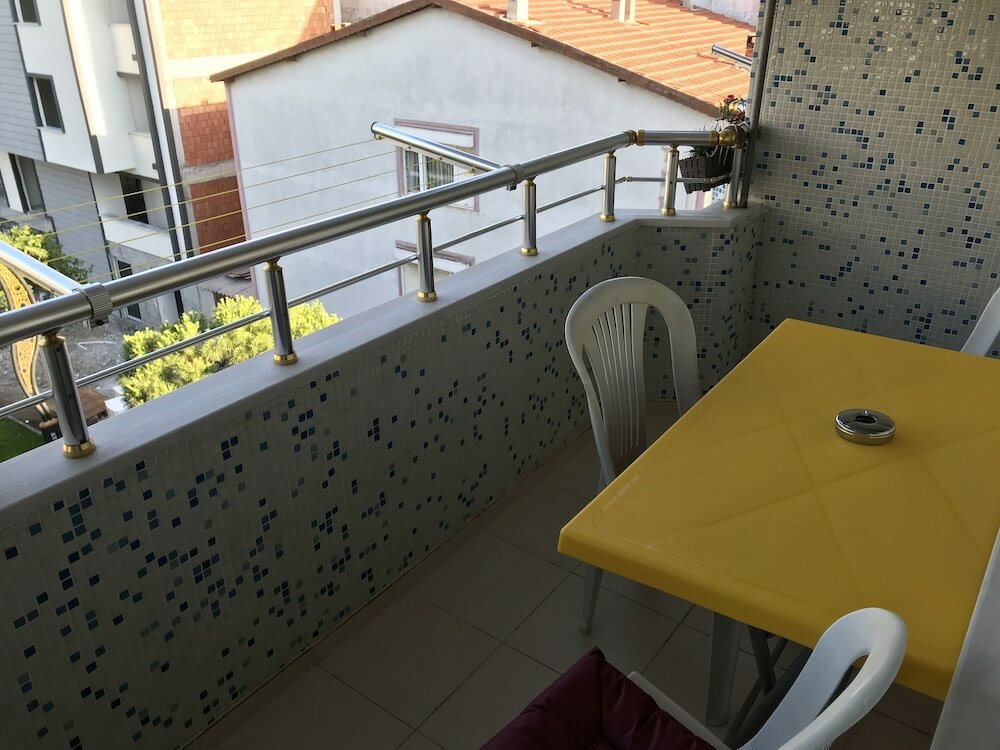 Мармара: Joey Motel