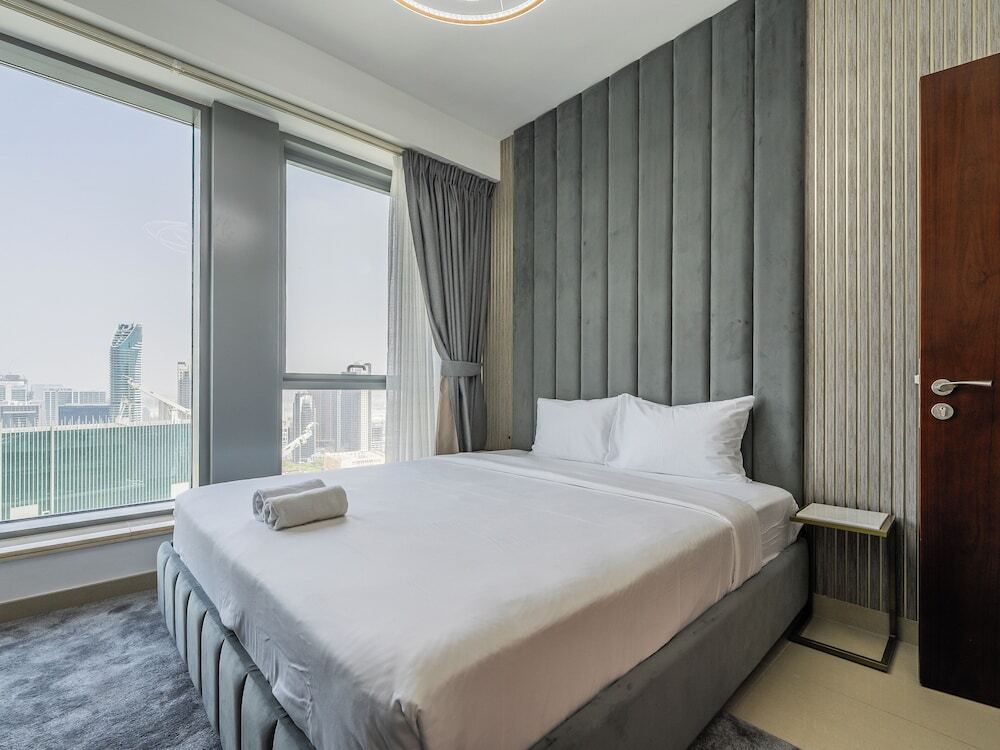 Дубай: Luxury Condo With Burj Khalifa and Fountain Views
