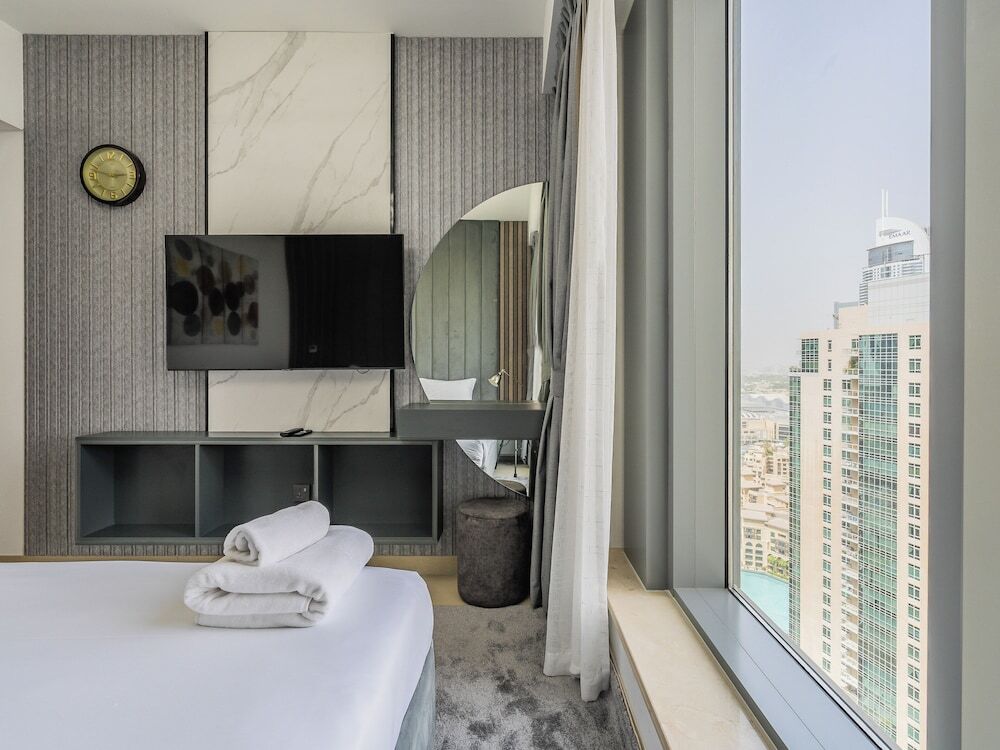 Дубай: Luxury Condo With Burj Khalifa and Fountain Views