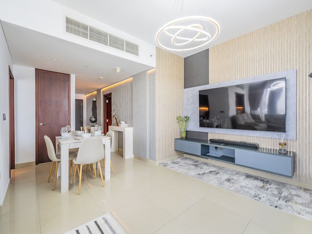 Дубай: Luxury Condo With Burj Khalifa and Fountain Views