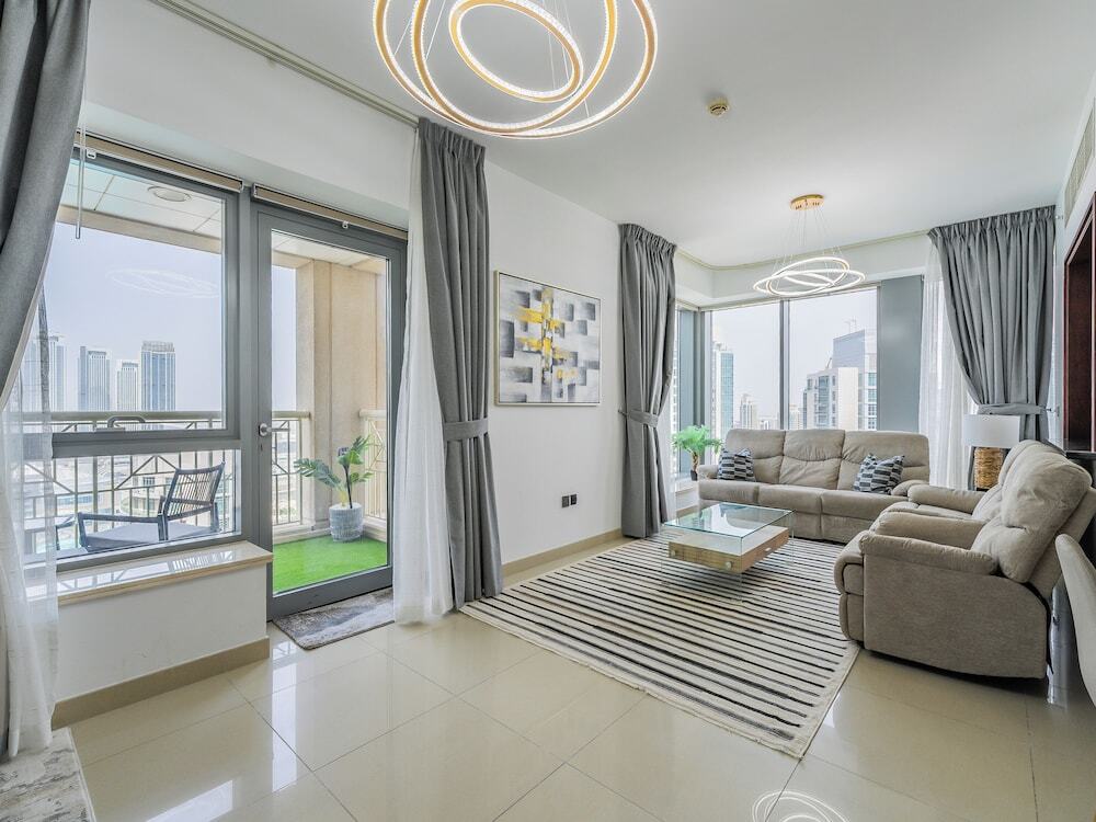 Дубай: Luxury Condo With Burj Khalifa and Fountain Views