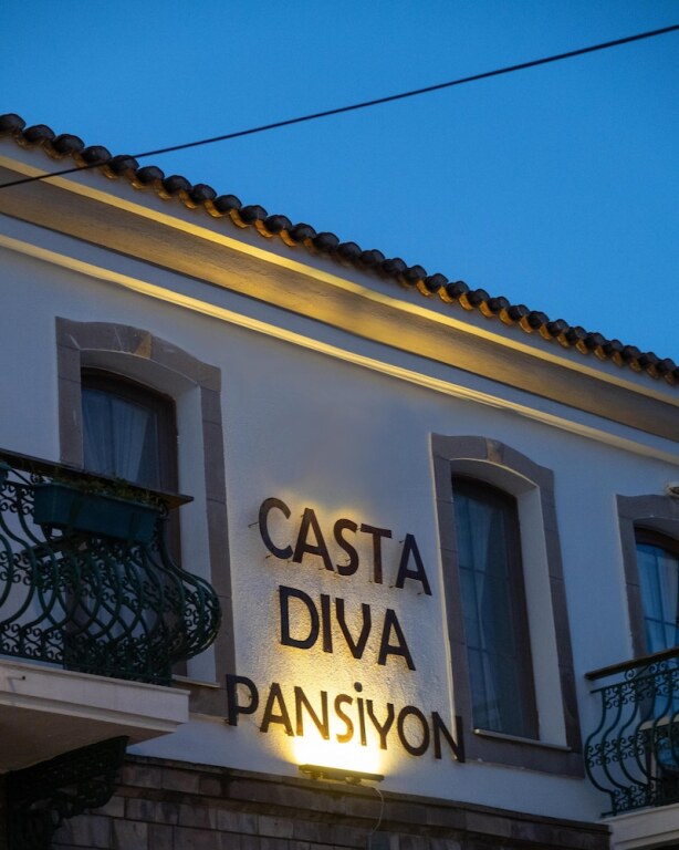 Урла: Casta Diva Urla