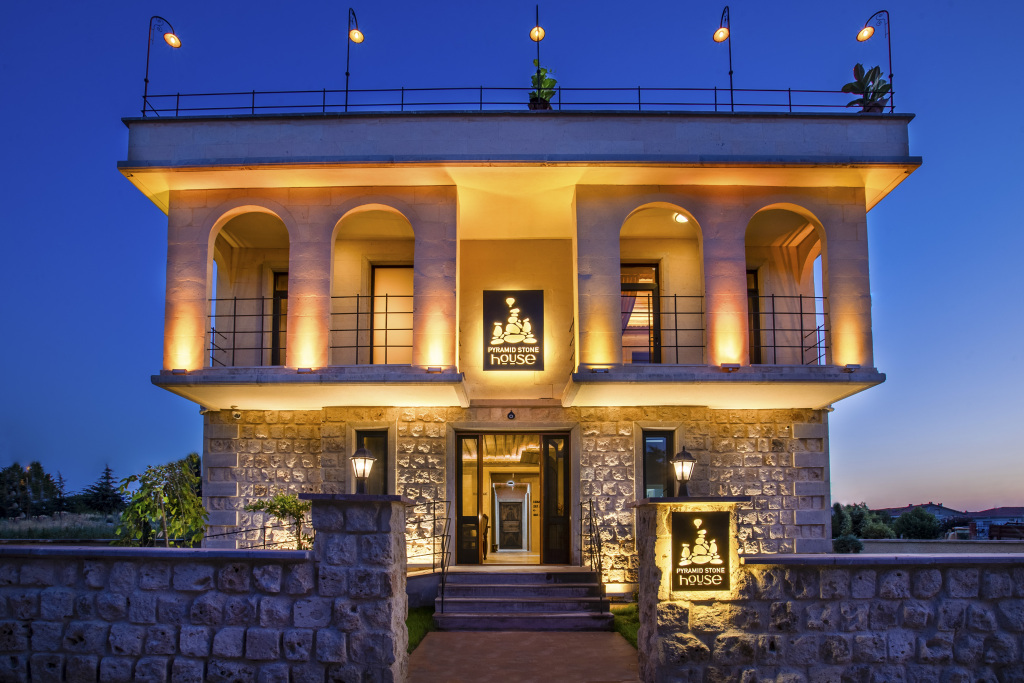 Гёреме: Cappadocia Pyramid Stone House