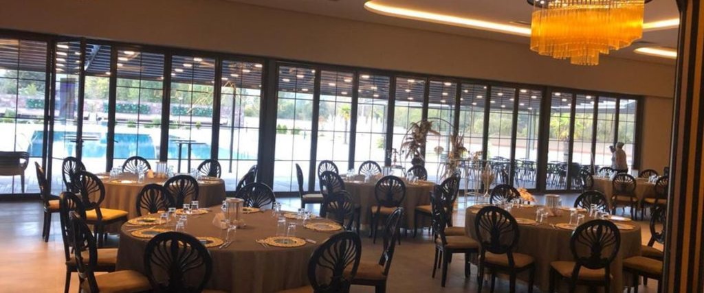 Бартын: Riverside Hotel & Restaurant