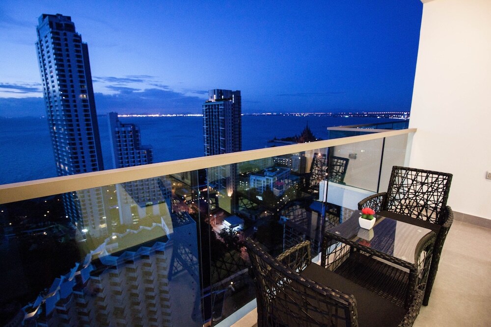 Паттайя: Wong Amat Tower Condominium