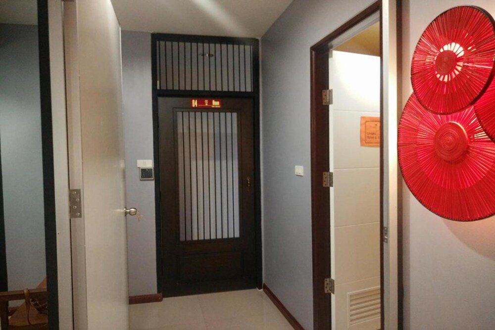 Бангкок: The Rooftop Residence Hostel