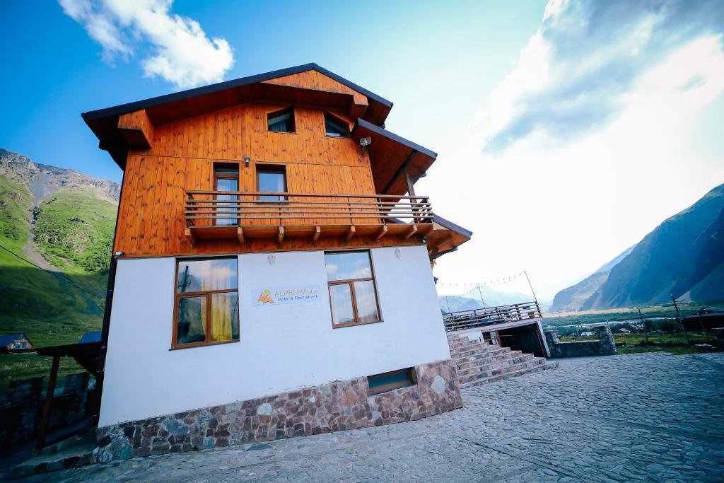 Степанцминда: Alpenhaus Hotel Kazbegi