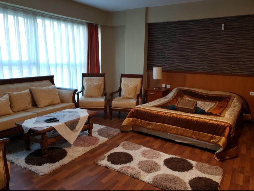 Измит: One Blood Hotel