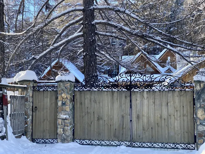 Абзаково: Гостевой Дом Дежавю рядом с ГЛЦ Абзаково