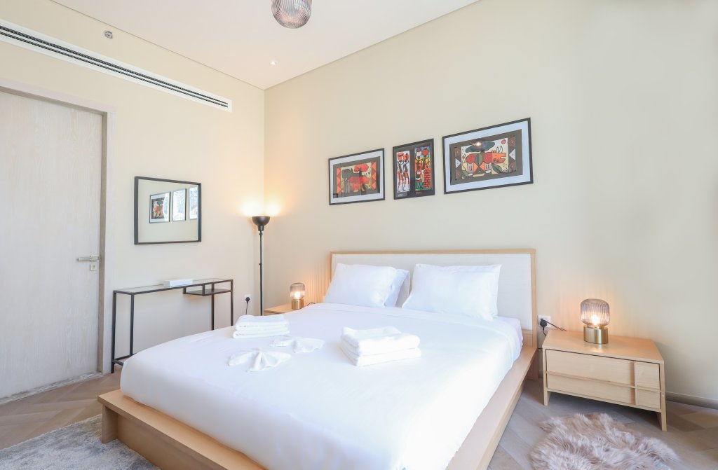 Дубай: Апартаменты Elite LUX Holiday Homes - Luxurious 1BR Suite in Signature Livings JVC - Dubai