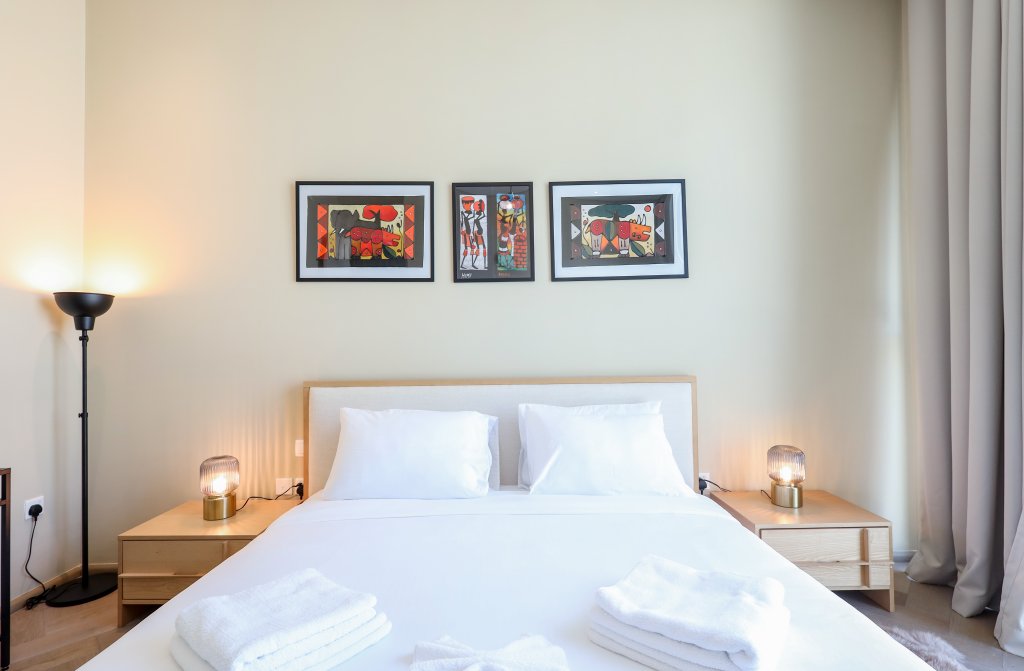 Дубай: Апартаменты Elite LUX Holiday Homes - Luxurious 1BR Suite in Signature Livings JVC - Dubai