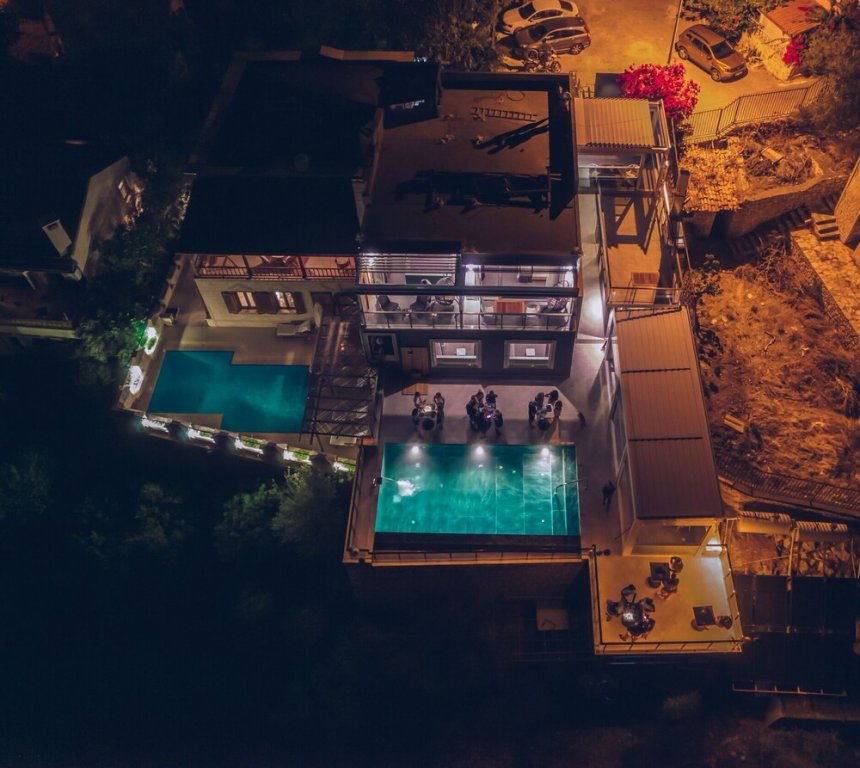 Каш: Un Amor The Hotel