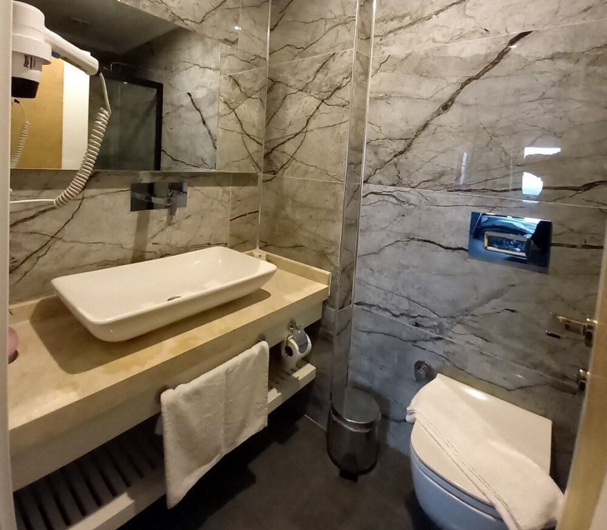 Каш: Un Amor The Hotel