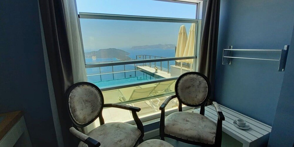 Каш: Un Amor The Hotel