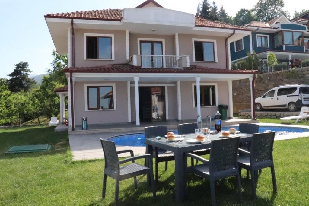 Сакарья: Full Müstaki̇l Göl Manzarali Havuzlu Vi̇lla- Btk02