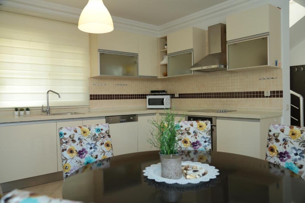 Белек: Villa Aslam, Kadriye Mahallesi 236 Sokak No: 1-4 Tolerance Golf Sitesi C-1 Blok, Serik, Antalya