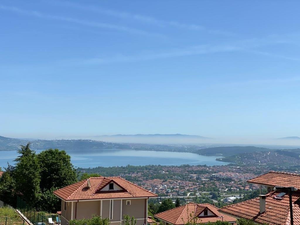 Сакарья: Sapancada Göl Manzarali Özel Havuzlu 3+1 Vi̇lla