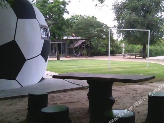 Нанг-Ронг: The Football House