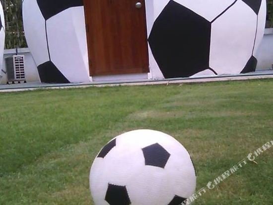 Нанг-Ронг: The Football House