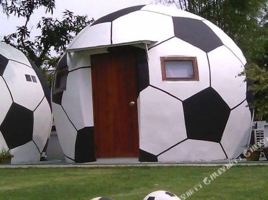 Нанг-Ронг: The Football House