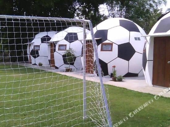Нанг-Ронг: The Football House