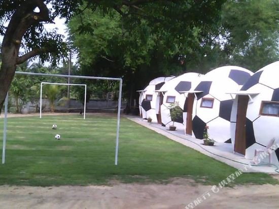 Нанг-Ронг: The Football House