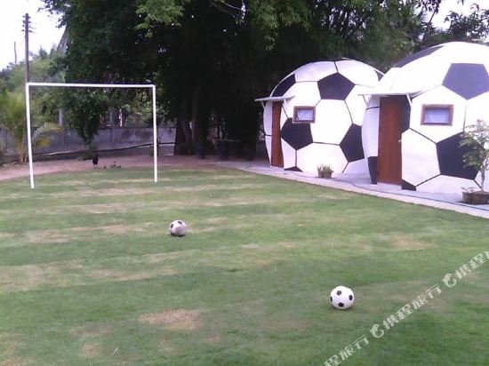 Нанг-Ронг: The Football House