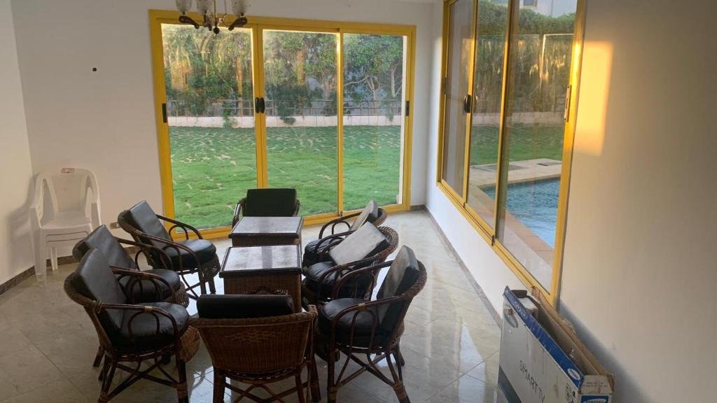 Каир: Cheerful 6 bedroom villa with pool.