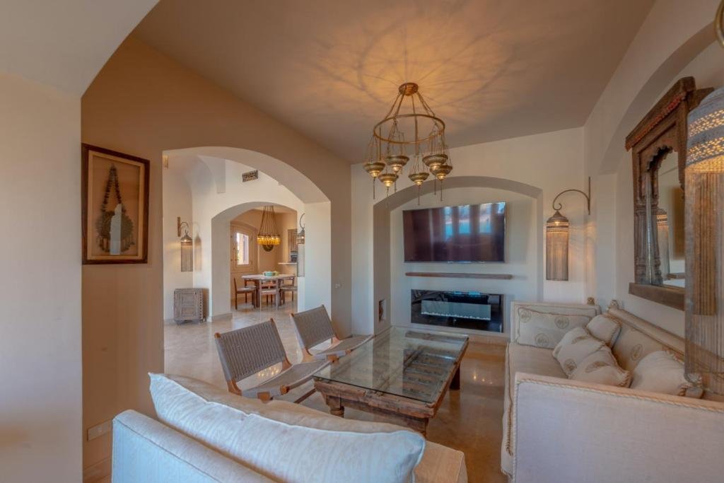 Chic 3BR Villa West Golf with Pool, Lagoon View & Guest House — фото 1