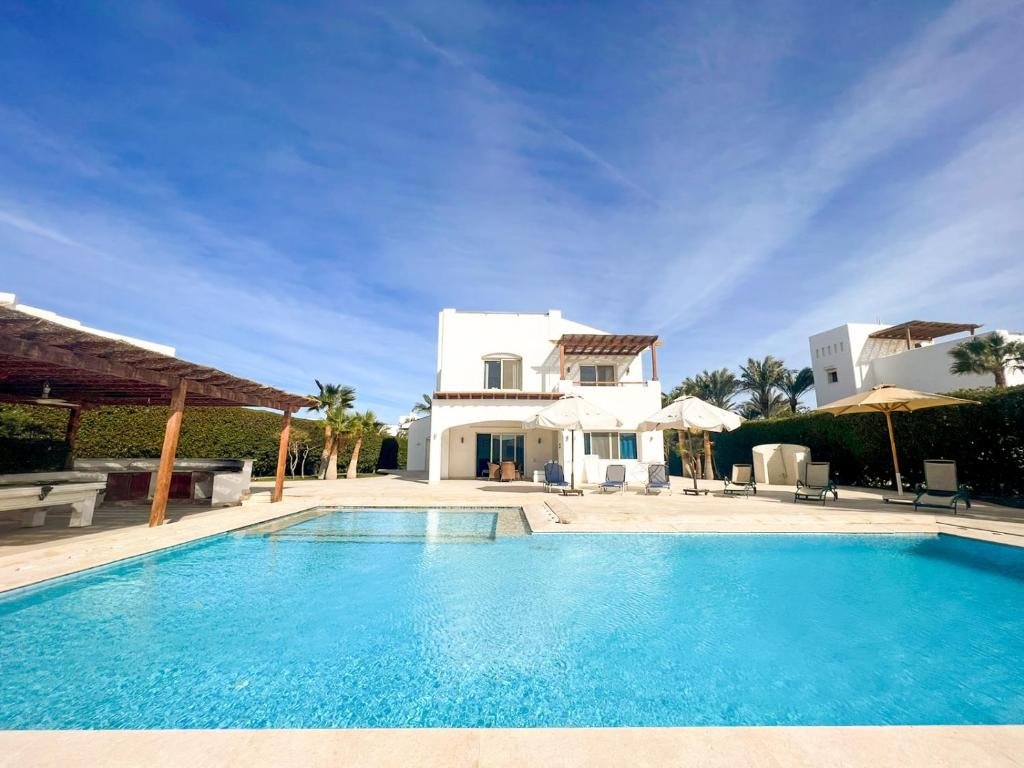 Luxury 4 bedroom villa with a heated pool — фото 4