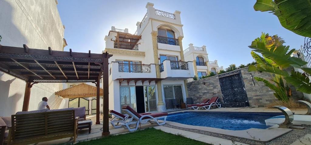 Amazing 5 Bedroom Villa with Private Swimming pool — фото 5