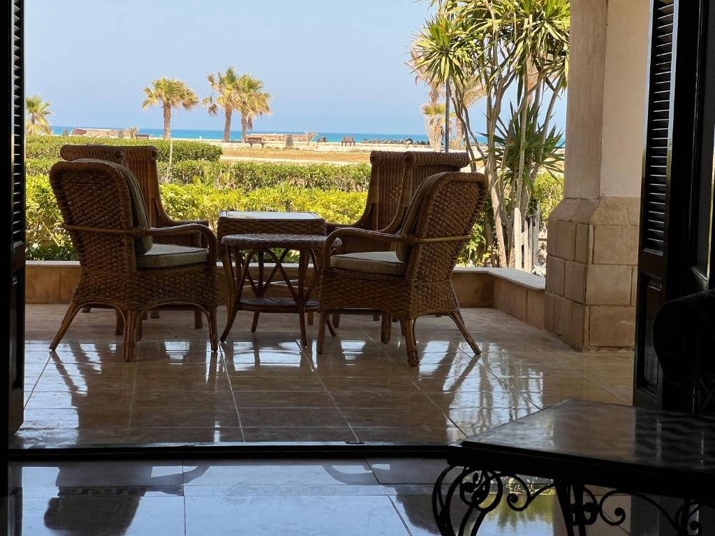 Эль-Аламейн: Lazorde bay sea front chalet first row with garden سيدي عبد الرحمن الساحل الشمالي لازرودي باي