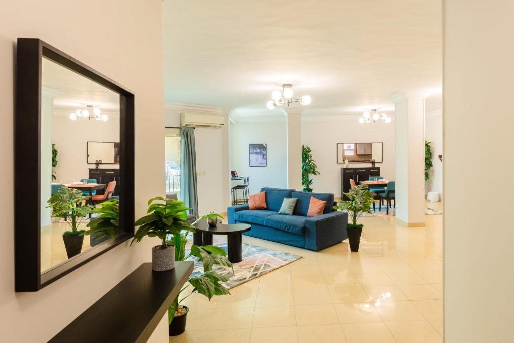Distinct & Decent 2 BDR Apt Steps From Nightlife and Airport — фото 5