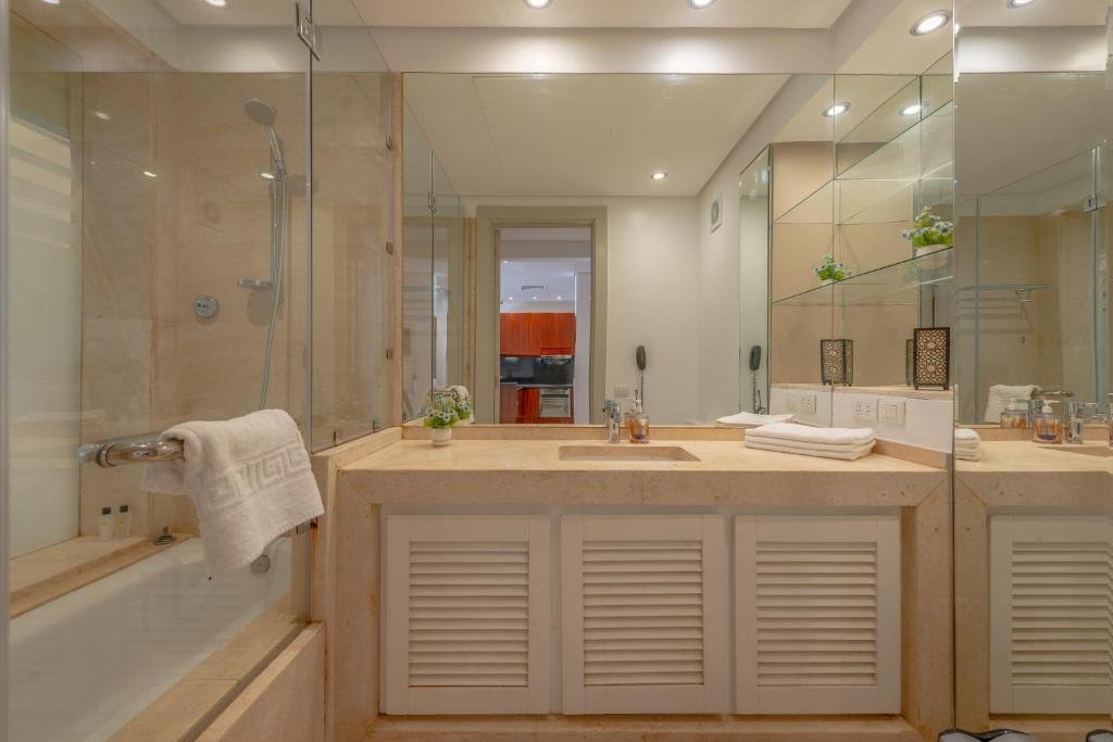Classy 1-Bedroom Apartment in Ancient Sands with Pool View — фото 2