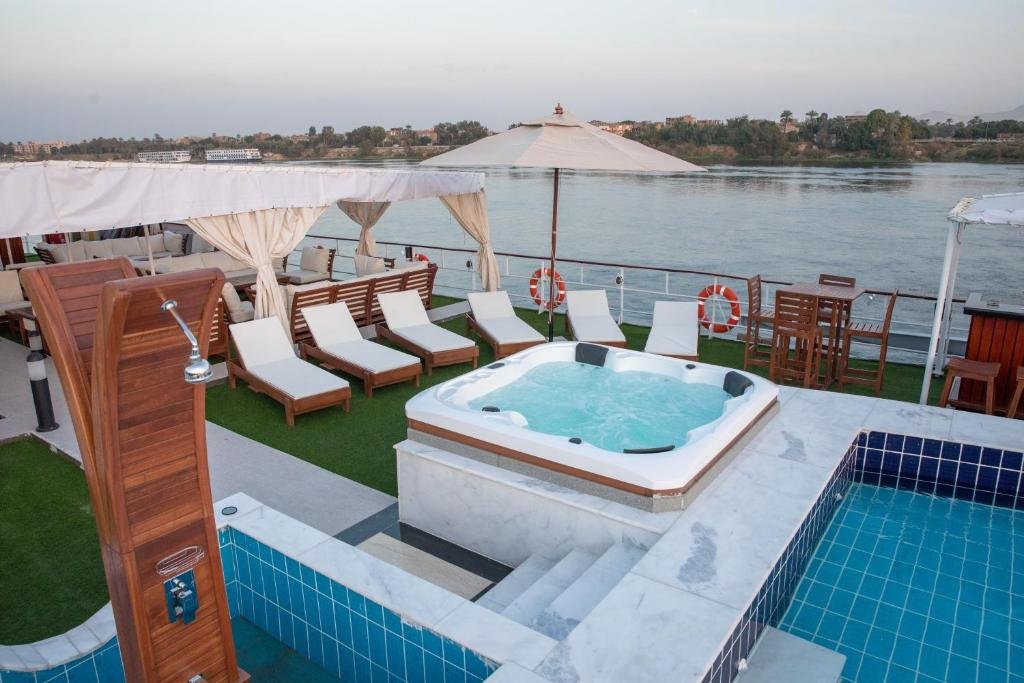 Луксор: Champollion II 5 Stars Nile cruise