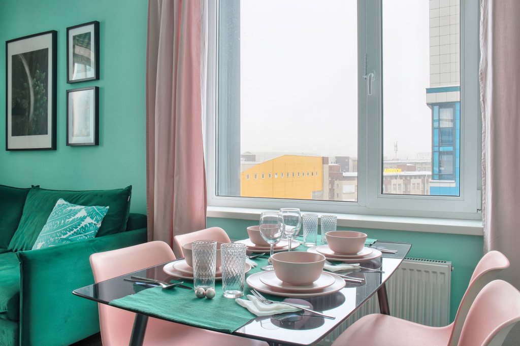 Санкт-Петербург: Апартаменты MyHomeYourHome на Новолитовской улице