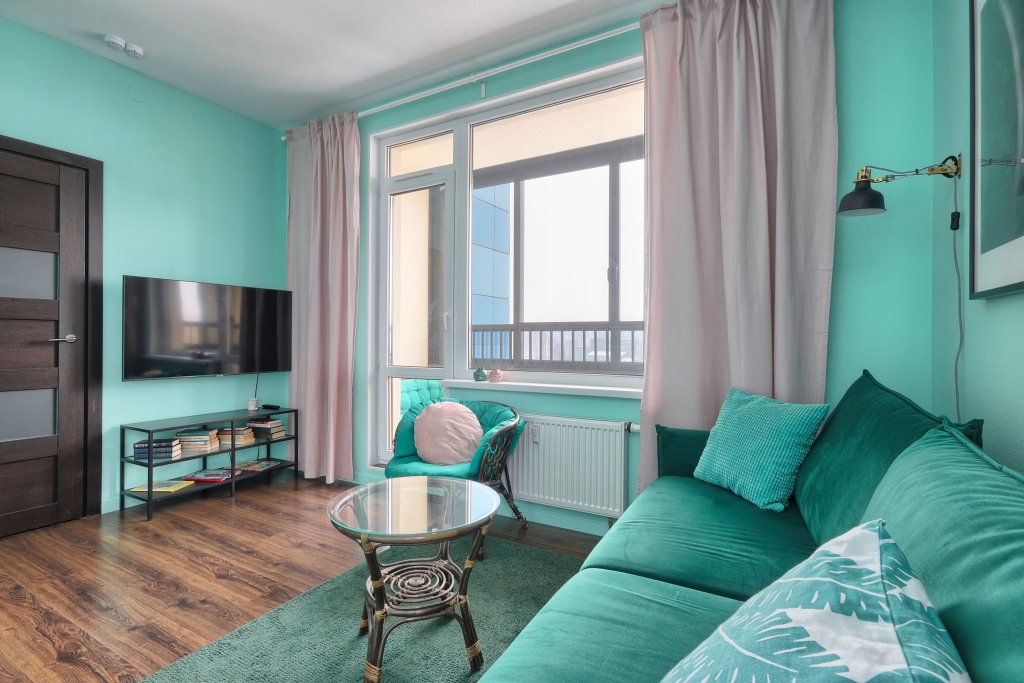 Санкт-Петербург: Апартаменты MyHomeYourHome на Новолитовской улице