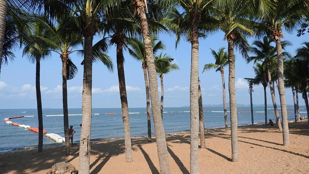 LUXURIOUS APARTMENT at VILLA NAVIN, 30's JOMTIEN BEACH — фото 4